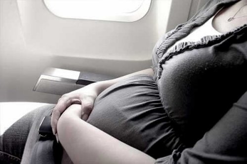 puedo-viajar-en-avion-si-estoy-embarazada-recomendaciones-utiles