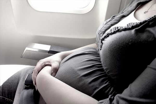 Une femme enceinte dans un avion. 