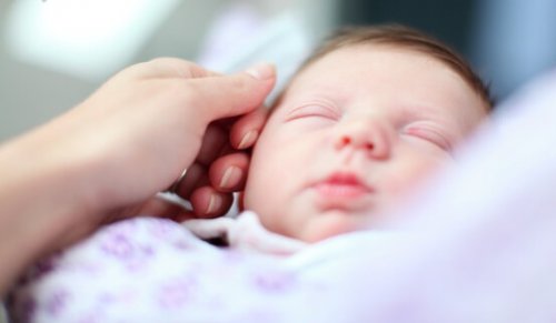 Mamá, tus manos tienen un gran poder curativo para tu bebé