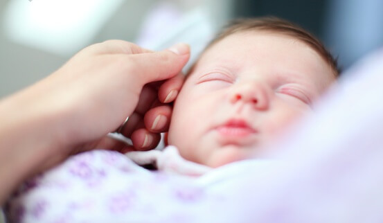 Mamá, tus manos tienen un gran poder curativo para tu bebé