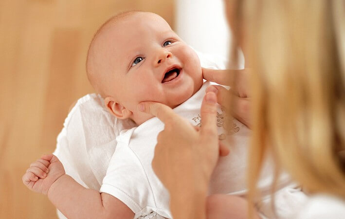 Los beneficios de acariciar al bebé son numerosos.