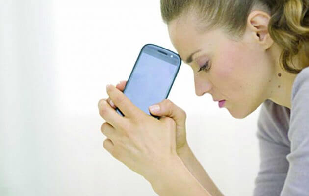 Une femme inquiète.