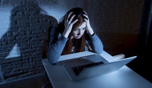 Chica adolescente siendo víctima de bullying mediante el cyberacoso.