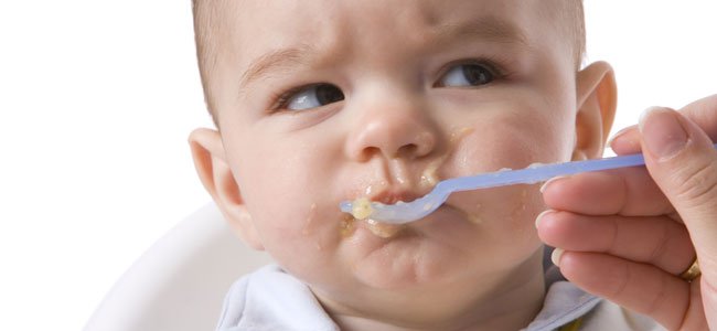 Een baby krijgt te eten