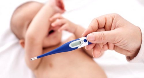 Un bébé avec de la fièvre.