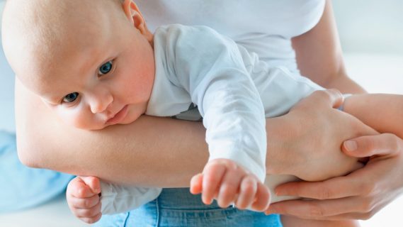 un bébé dans les bras de sa maman.