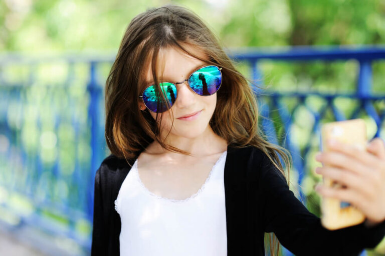 Nueva amenaza para la salud adolescente: el codo de selfie