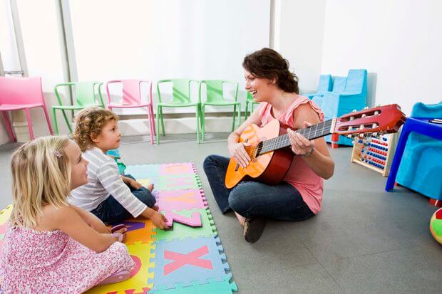 Deux enfants qui écoutent une chanson.