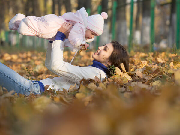 Une mère qui joue avec son bébé dans la nature.