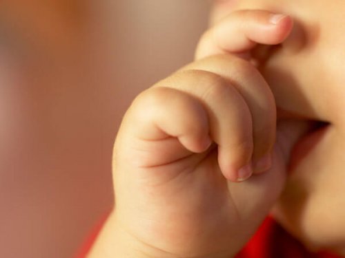 estas-preocupada-porque-tu-hijo-se-chupa-el-dedo_reference