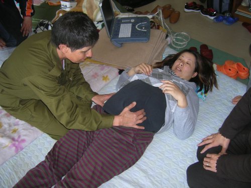flickr _-_ israel_defense_forces _-_ doctors_examining_pregnant_woman