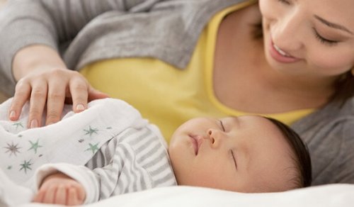 bebé durmiendo en brazos de mamá