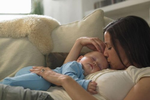 Puedes seguir con tus actividades mientras el bebé duerme si cuentas con intercomunicadores para escuchar a los bebés.