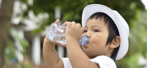 nino-bebe-agua-p