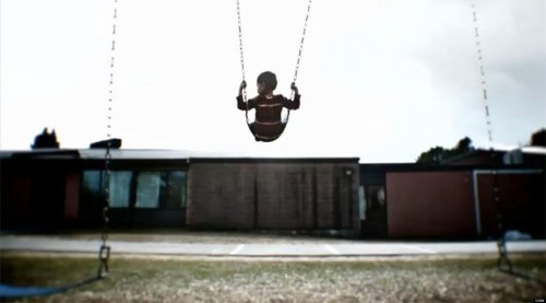 Criança balançando sozinha.
