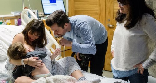 La mamá que hizo una "pausa" en su parto para amamantar a su otra hija