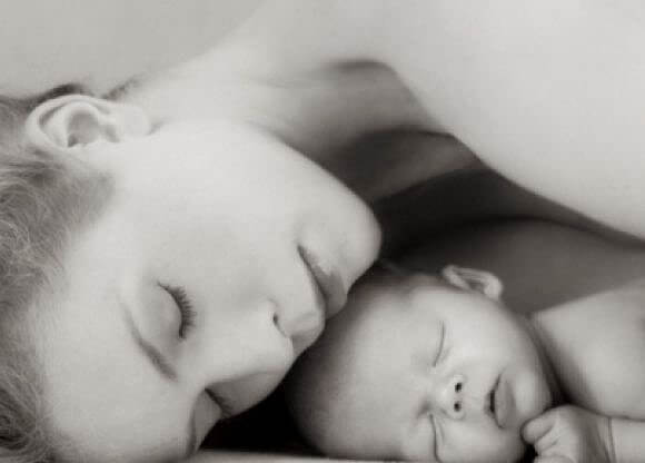 ¿Hasta qué edad los bebés deberían dormir en la cama de mamá?