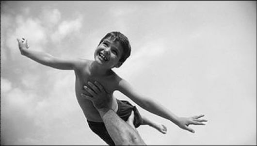 Un niño necesita volar, no encadenarse a los adultos