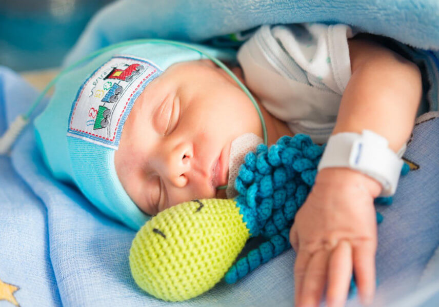 Pulpos de ganchillo para bebés prematuros: ¿por qué las unidades neonatales piden a los voluntarios hacerlos?