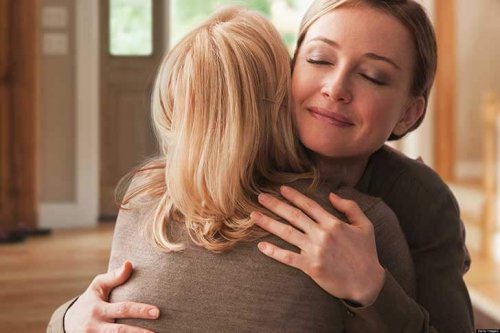 Dos hermanas se reencuentran con su madre después de 40 años