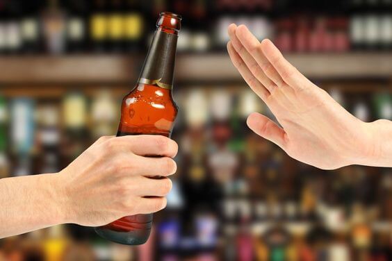 niégate a beber alcohol