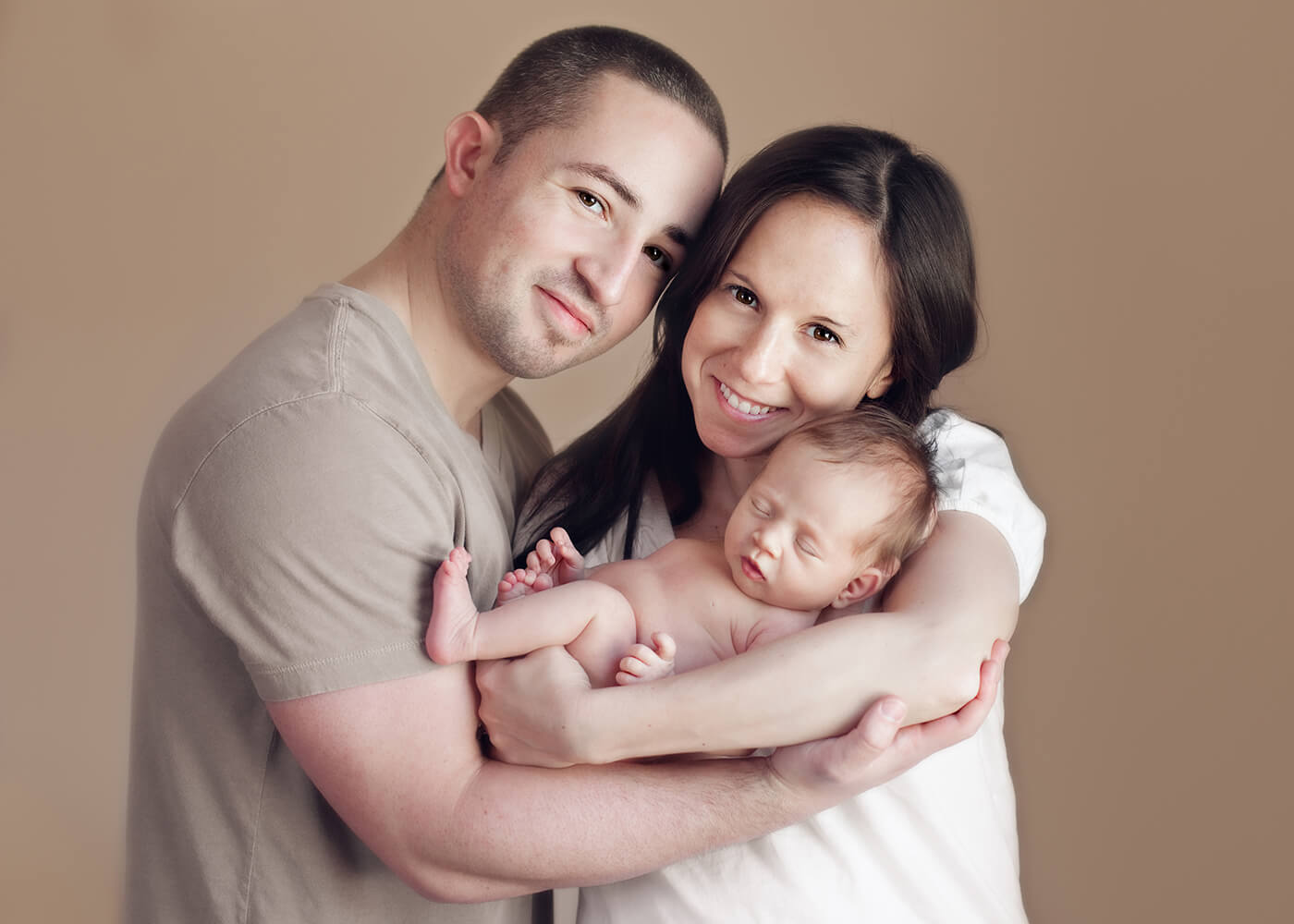 Un nouveau-né avec ses parents.