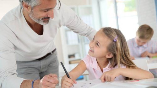 La pedagogía sistémica requiere que los padres y los colegios interactúen para la educación de los niños.