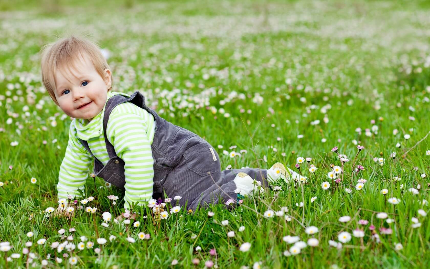 cute_lovely_baby_play_in_garden-1680x1050