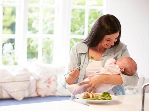 La dieta después de dar a luz debe contemplar las necesidades de la madre y su bebé.