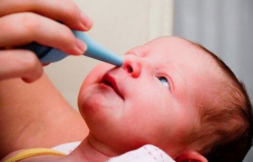 Nettoyage du nez d'un bébé.