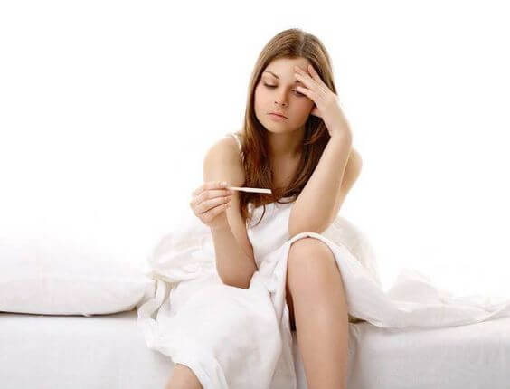 Une femme qui fait un test de grossesse.