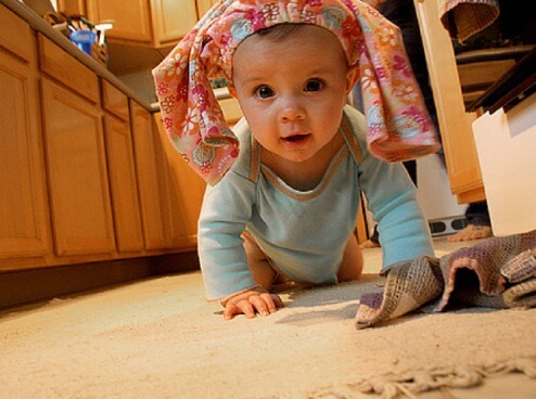 Un bébé qui marche à quatre pattes.