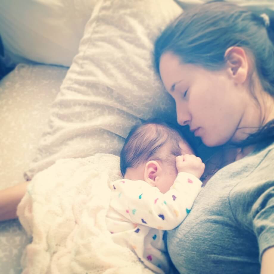 mama-y-bebe-durmiendo