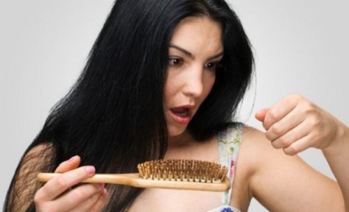 La caída del pelo después del parto puede deberse a carencias nutricionales.