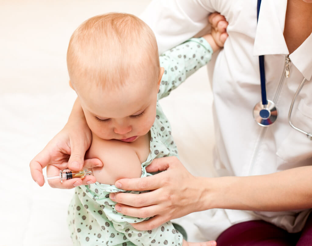 ¿Es arriesgado vacunar a tus hijos?
