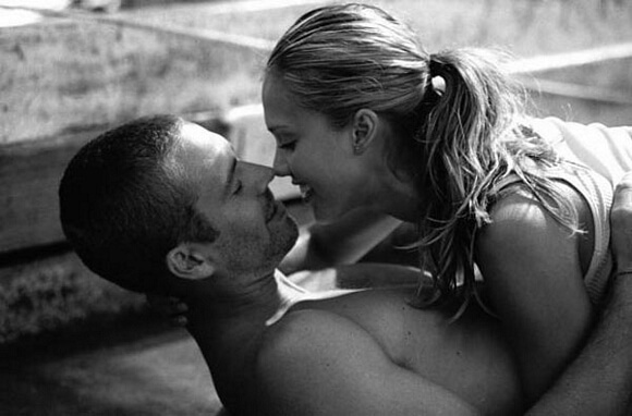 Intimité d'un jeune couple de parents.