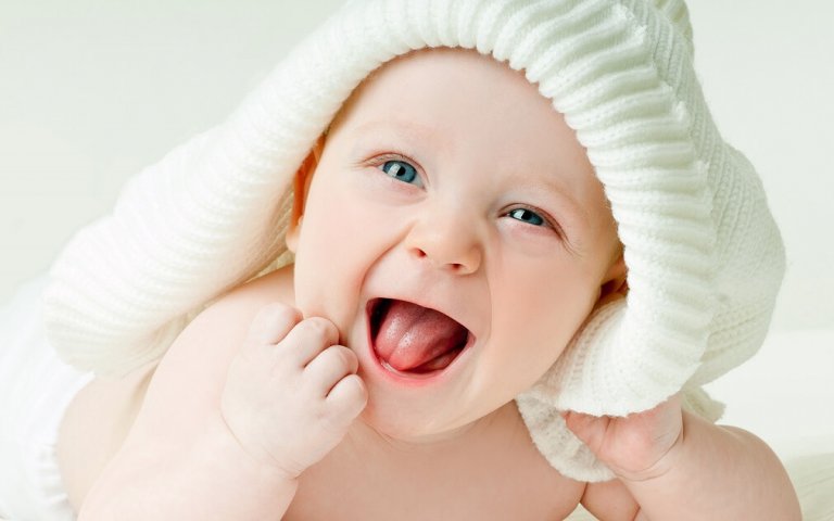¿Cuándo le cambia el color de ojos al bebé?