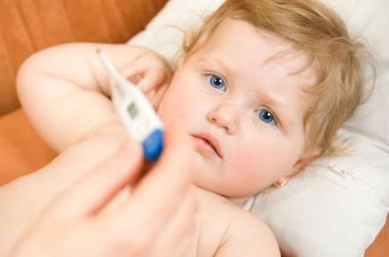 Un jeune enfant avec de la fièvre.