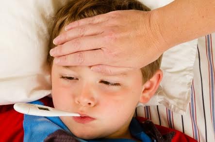 Un enfant avec de la fièvre.
