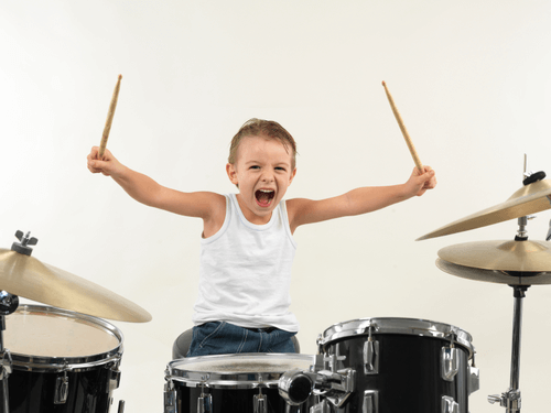 8 beneficios de tocar la batería para los niños