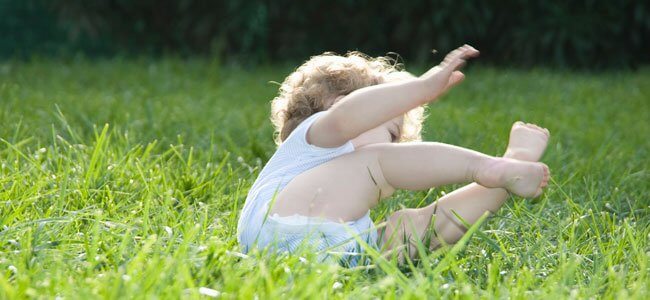 Un enfant qui tombe dans l'herbe;