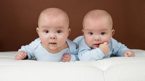 Muchas personas cuestionan los beneficios de vestir a los hermanos igual.