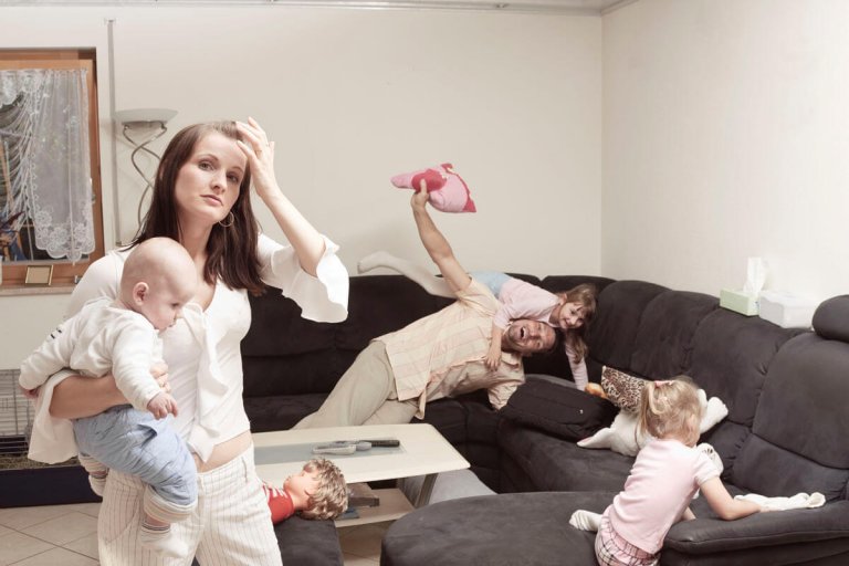 Por qué las madres se sienten más estresadas que los padres al cuidar a los hijos