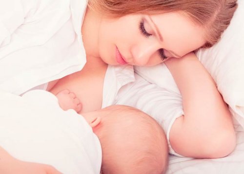 La dieta durante la lactancia es importante para conservar la salud de la madre y el bebé.