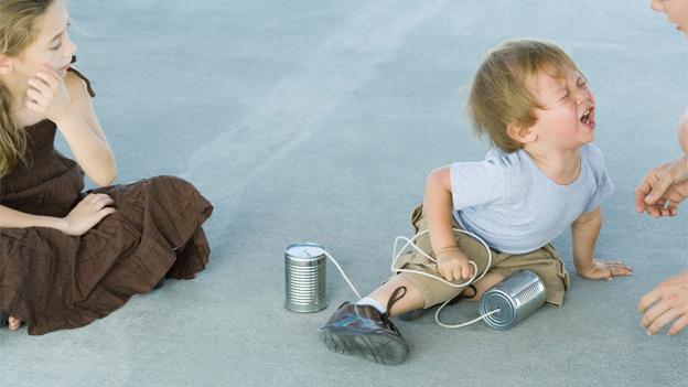 ¿Por qué mi hijo se cae tanto?