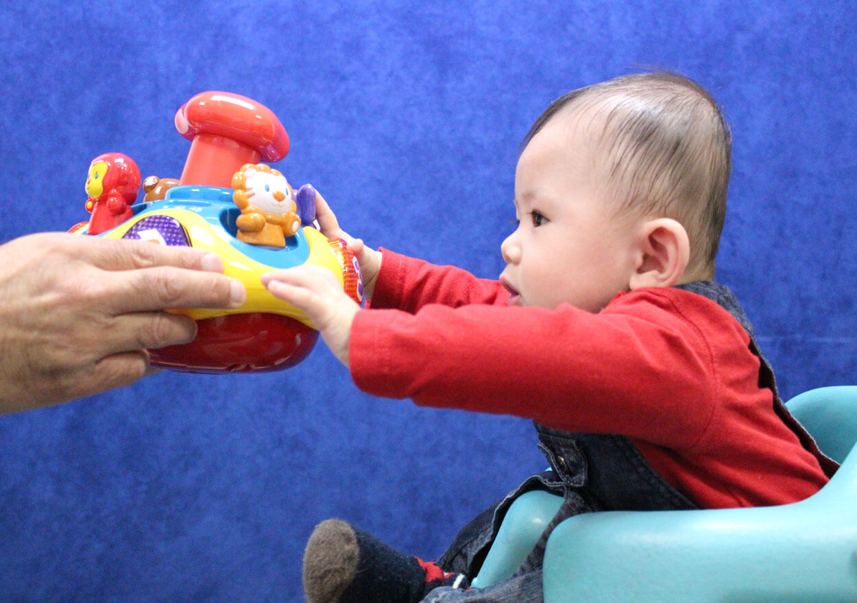 Un bébé avec la tête plate.