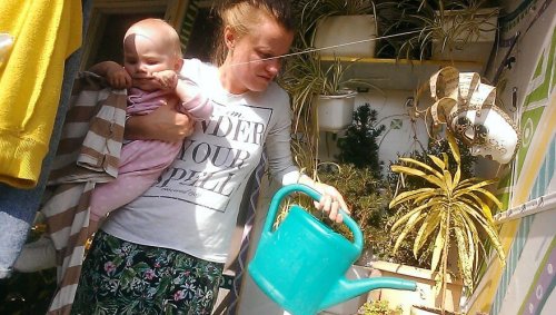 Una chica documenta el día a día de su maternidad