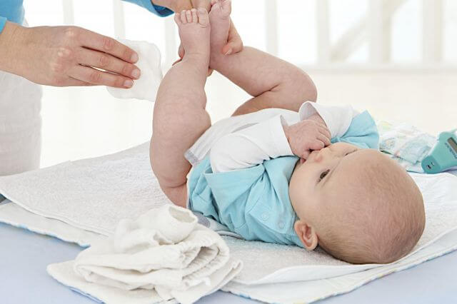 Por qué es mejor evitar toallitas húmedas para tu bebé