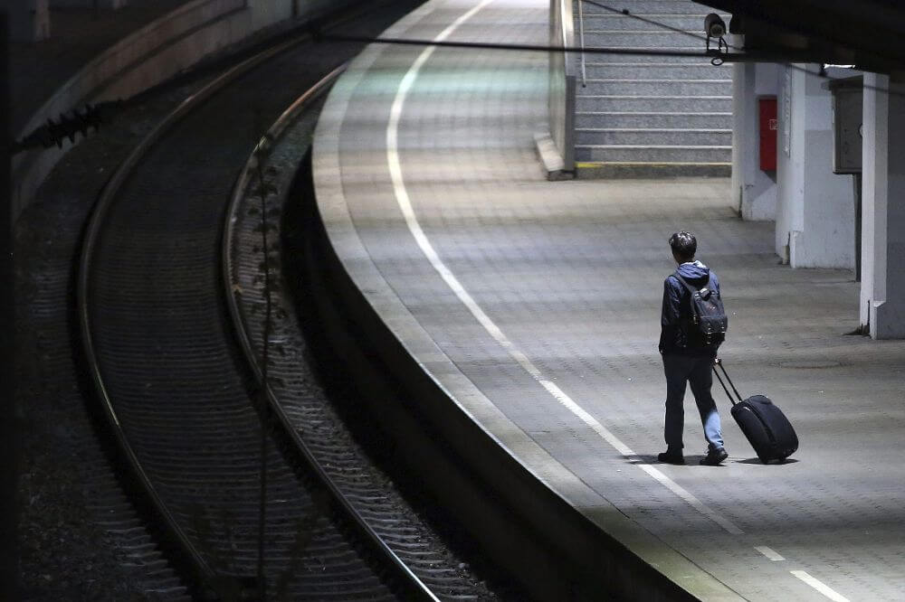 Un adolescent seul dans une gare. 