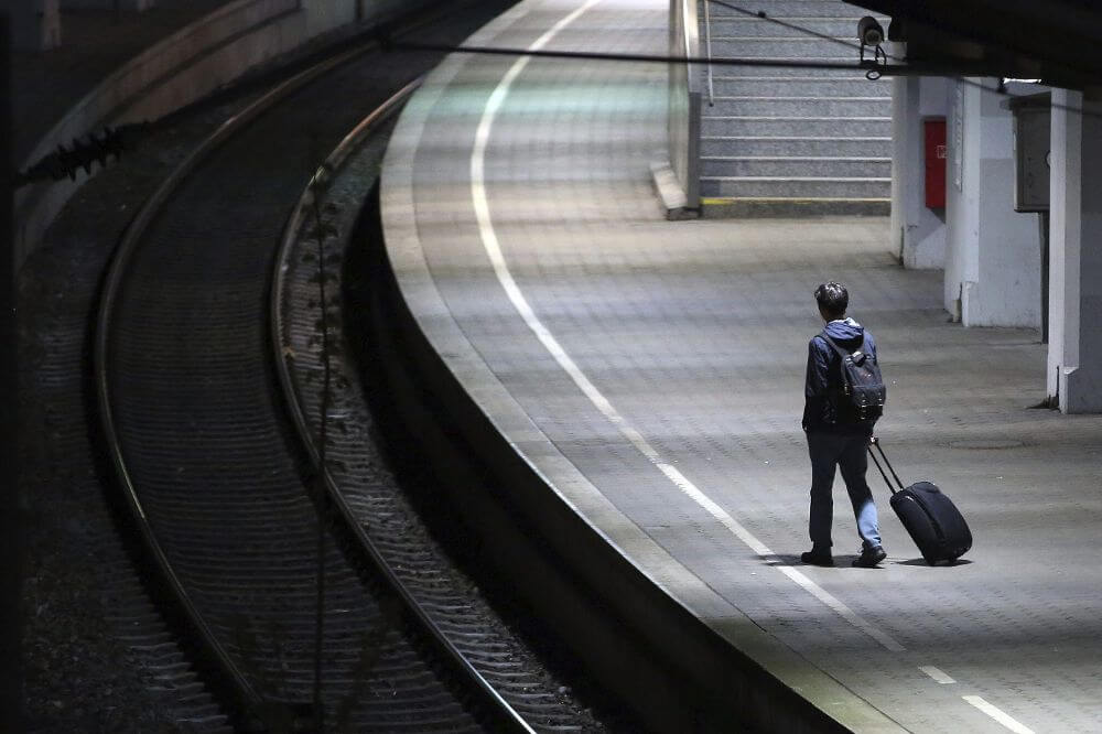 Un adolescent seul dans une gare.